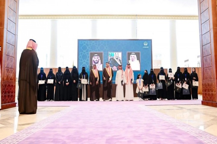 أمير الباحة يكرم 19 طالبًا وطالبة متميزين في جائزة الأميرة صيتة للعمل الاجتماعي