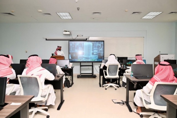 تنمية مهارات الطلبة في الذكاء الاصطناعي عبر معسكر ابتكار الحلول الذكية بجامعة جازان