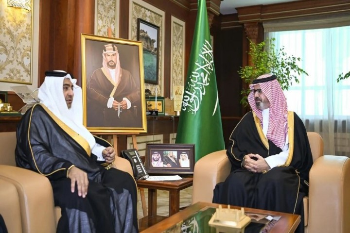 نائب أمير جازان يبحث مبادرات الإسكان التنموي