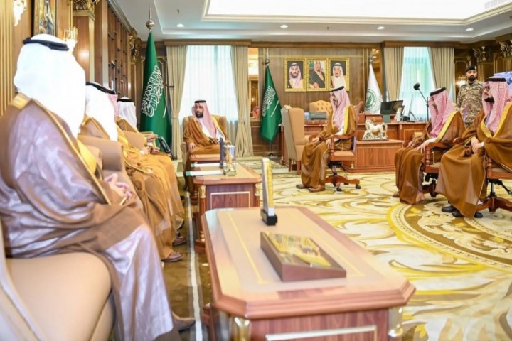 أمير جازان يبحث مشروعات البيئة والزراعة