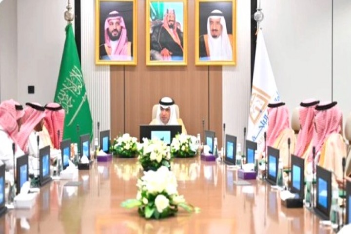 الحقيل يلتقي أهالي ومستثمري الباحة