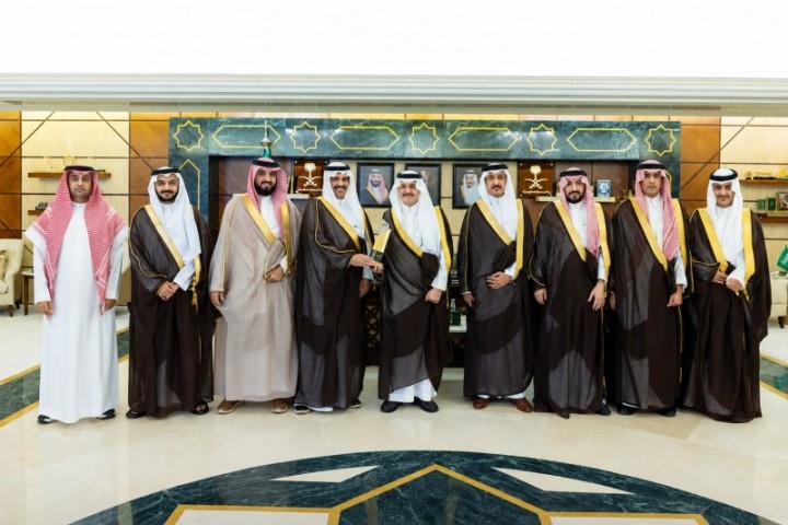 أمير المنطقة الشرقية يستقبل رئيس وأعضاء مجلس إدارة غرفة حفر الباطن