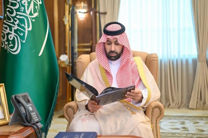 أمير جازان يطلع على تقرير بيت الثقافة