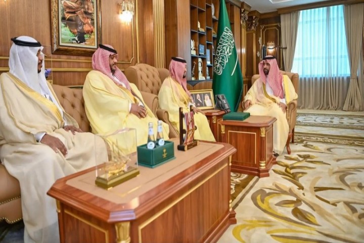 أمير جازان يطلع على التقرير السنوي لجمعية صواب