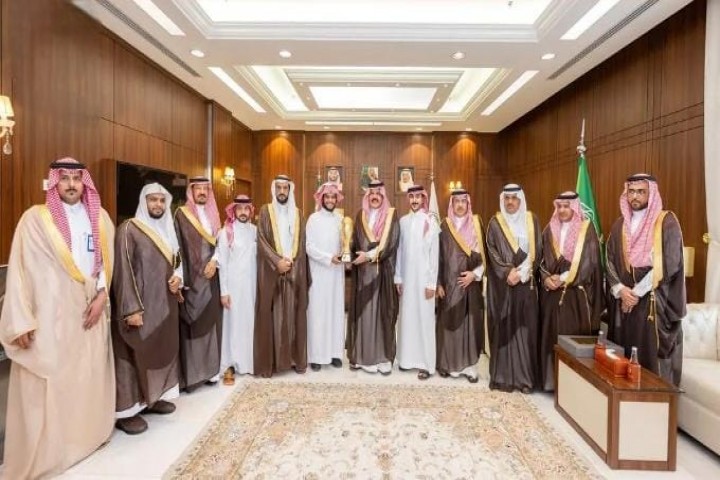أمير منطقة حائل يتسلّم تقرير بطولة الأمير عبدالعزيز بن سعد لكرة القدم لعام 2025