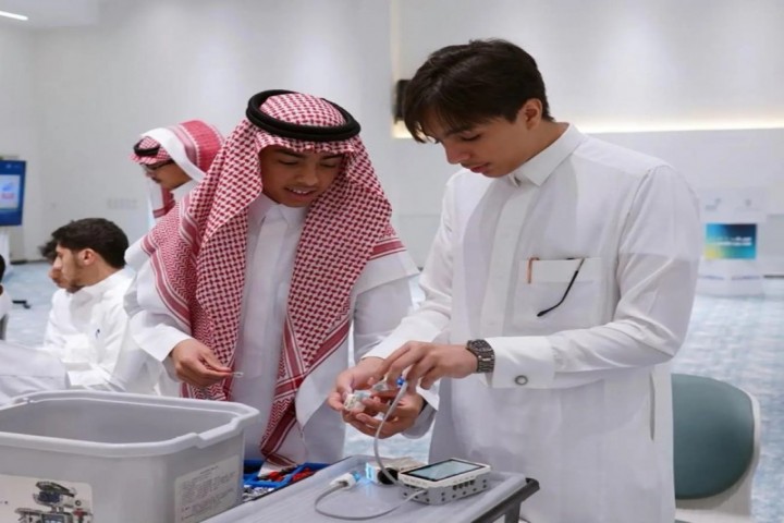 انطلاق معسكر الروبوتات بالقصيم
