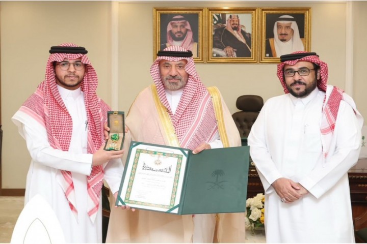 أمير نجران يكرّم مواطنًا بوسام الملك عبدالعزيز لتبرعه بجزء من كبده