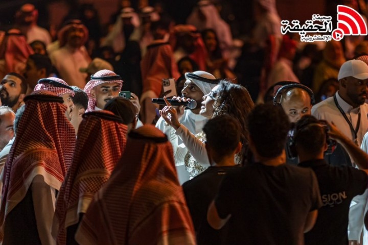 أحلام تفاجئ جمهور جدة بالنزول بينهم