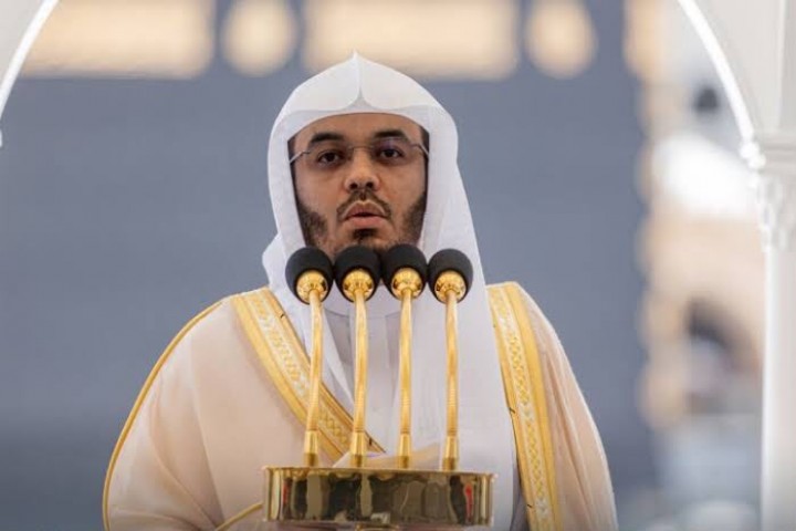 إمام المسجد الحرام: غض البصر يحفظ الدين ويزكي القلوب
