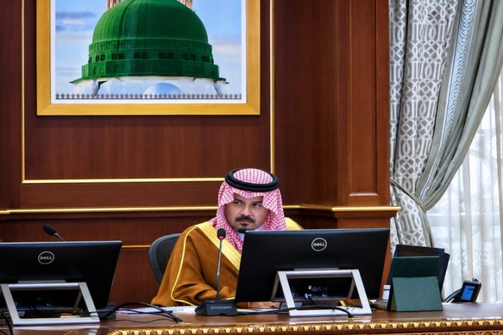 أمير المدينة يناقش استعدادات حج 1448هـ