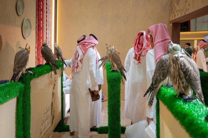 مزاد الصقور يعزز استدامة الموروث ويفتح آفاق الاستثمار