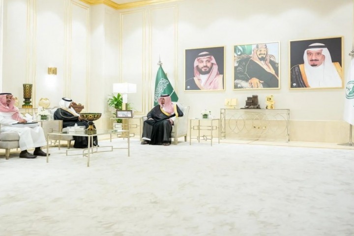 نائب أمير الباحة يطّلع على برامج جمعية أكناف لرعاية الأيتام
