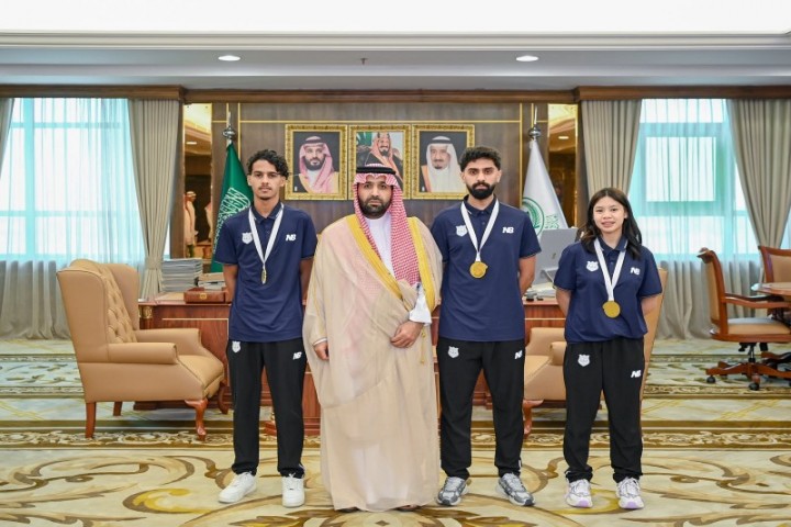 أمير جازان يستقبل نادي الصواري بمناسبة تحقيقه ذهبية الريشة الطائرة