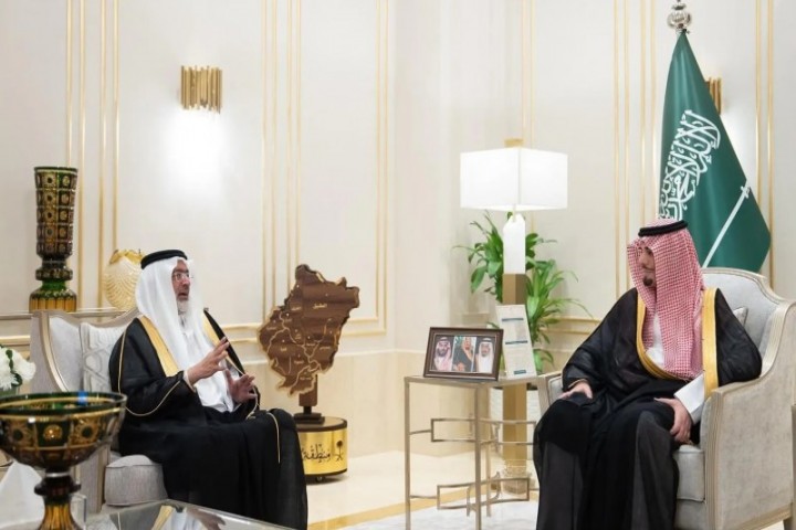 نائب أمير الباحة يستعرض جهود تنمية الغطاء النباتي