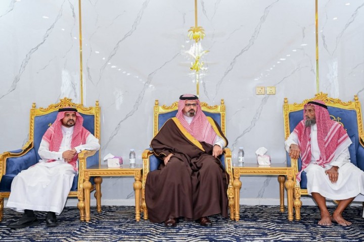 نائب أمير منطقة جازان يقدم واجب العزاء لشيخ آل مسفوه في وفاة والده
