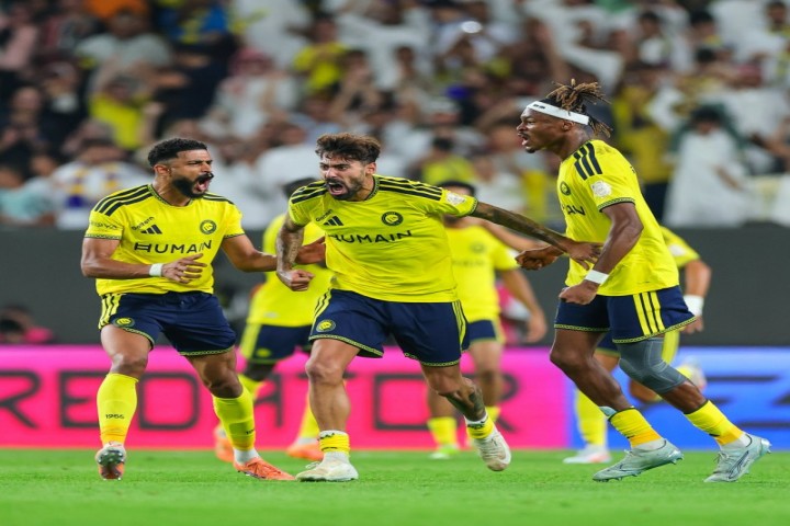 النصر يقلب الطاولة على التعاون ويحكم قبضته على الصدارة