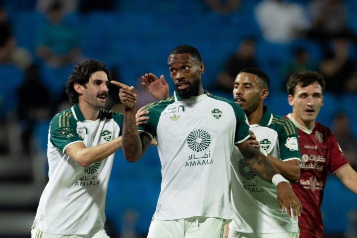 الخلود ينتصر على الأهلي بثلاثية ويقفز لثالث الدوري